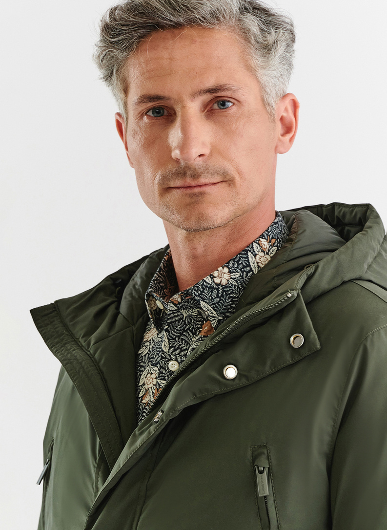 Žalia vyriška striukė, pripildyta natūralių pūkų