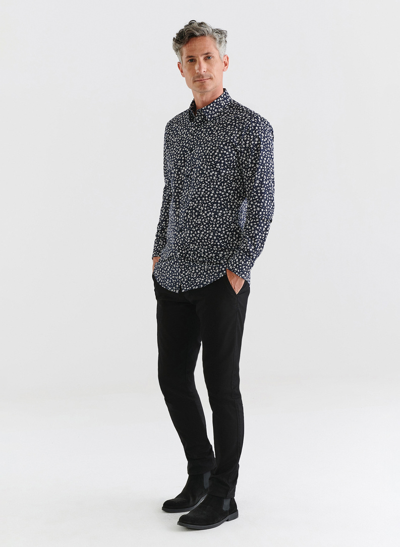 Tamsiai mėlyni vyriški marškiniai gėlytėmis