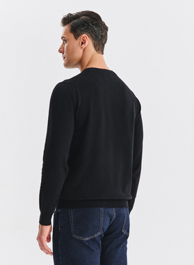 Juodas medvilninis megztinis su V apykakle