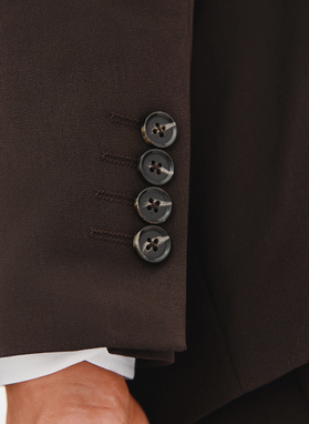 Tamsiai rudas vyriškas kostiumas