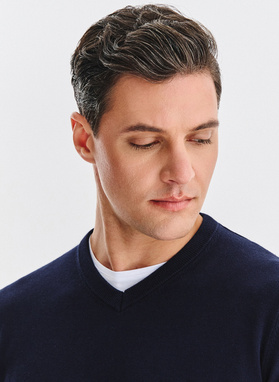 Tamsiai mėlynas medvilninis megztinis su V apykakle