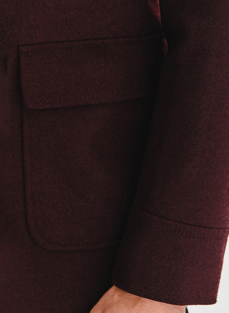 Tamsiai raudonas sagomis sagstomas lietpaltis