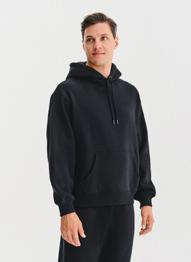 Juodas treninginis bluzonas su gobtuvu