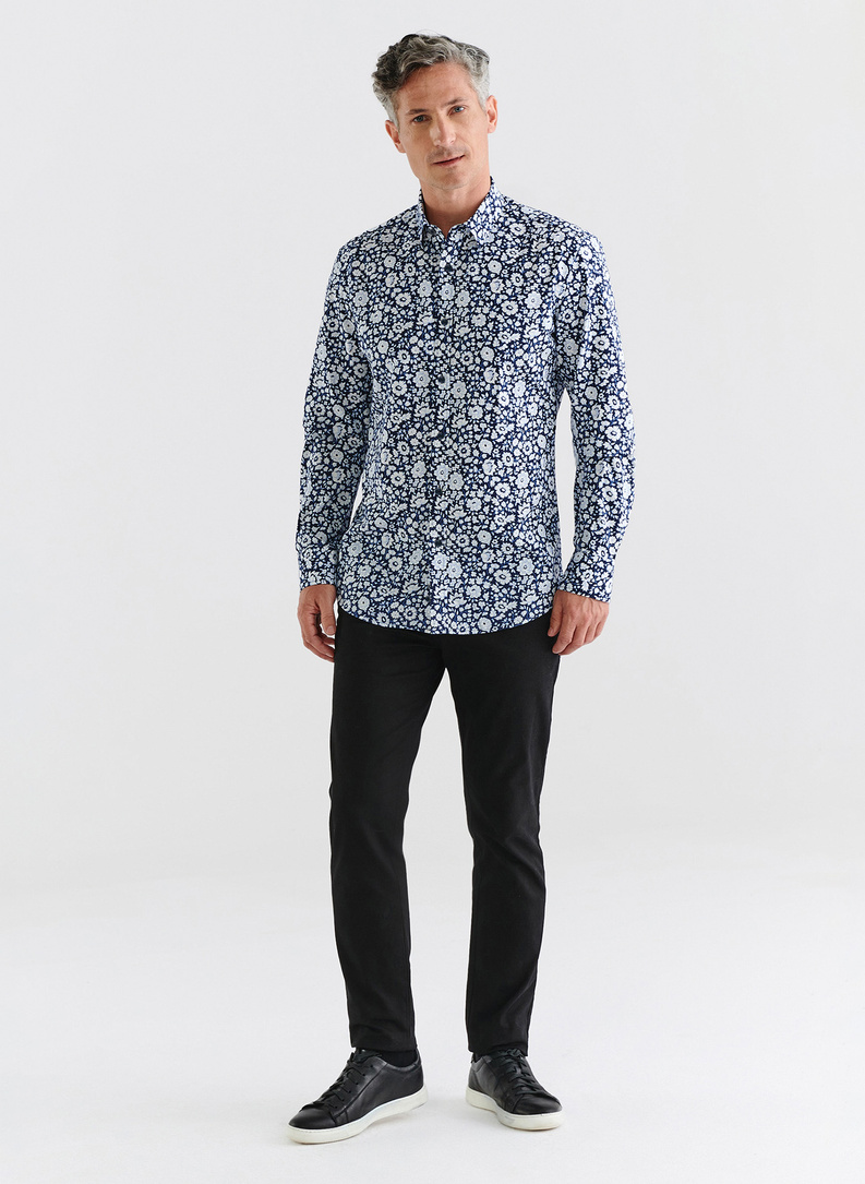 Tamsiai mėlyni marškiniai baltomis gėlėmis