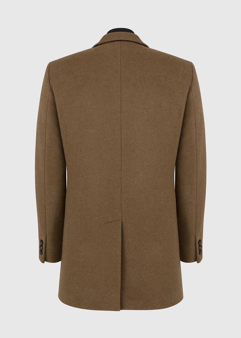 Rusvas vyriškas lietpaltis su nusegama stačia apykakle