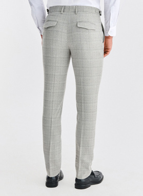 Pilkas languotas vyriškas kostiumas