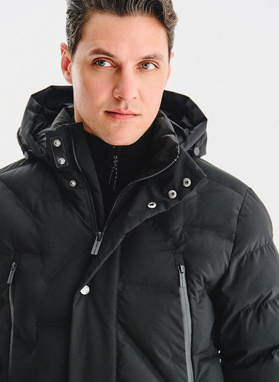 Juoda žieminė vyriška striukė