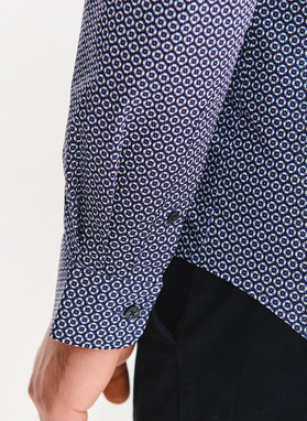 Tamsiai mėlyni gėlėti marškiniai