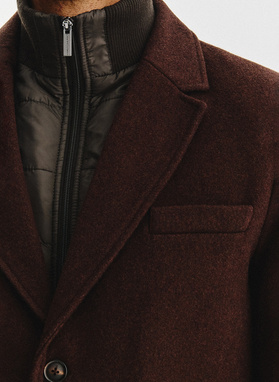 Rudas vyriškas lietpaltis su nusegama apykakle