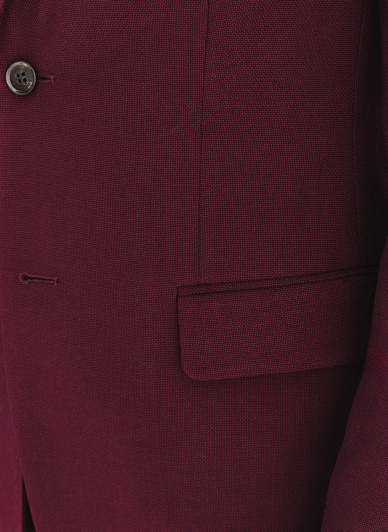 Tamsiai raudonas vyriškas kostiumas