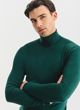 Tamsiai žalias vyriškas golfas be raštų