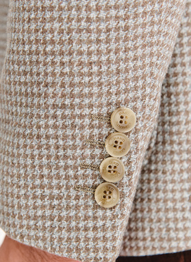 Šviesiai rudas švarkas smulkiais langeliais