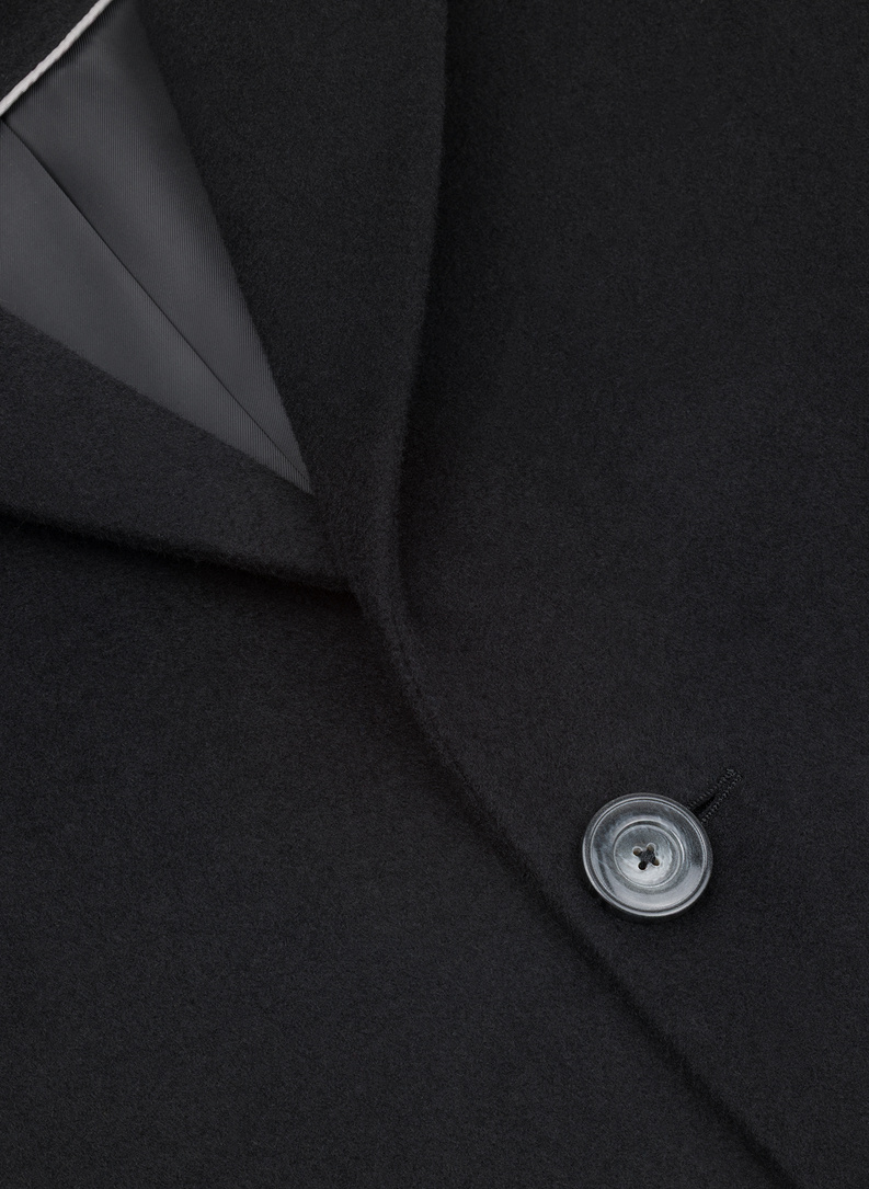 Juodas lietpaltis su vilna