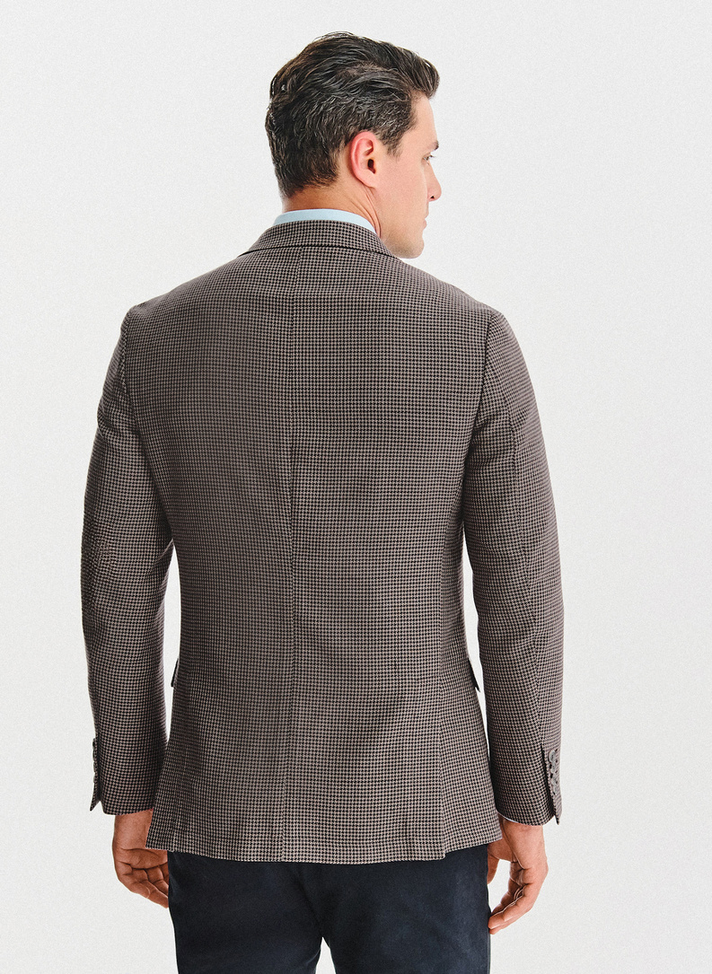 Vilnonis švarkas smulkiais langeliais