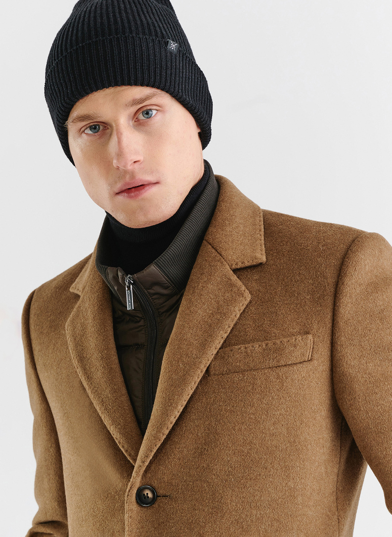 Rusvas vyriškas lietpaltis su nusegama stačia apykakle