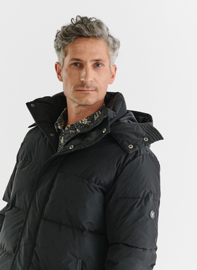 Juoda žieminė vyriška striukė