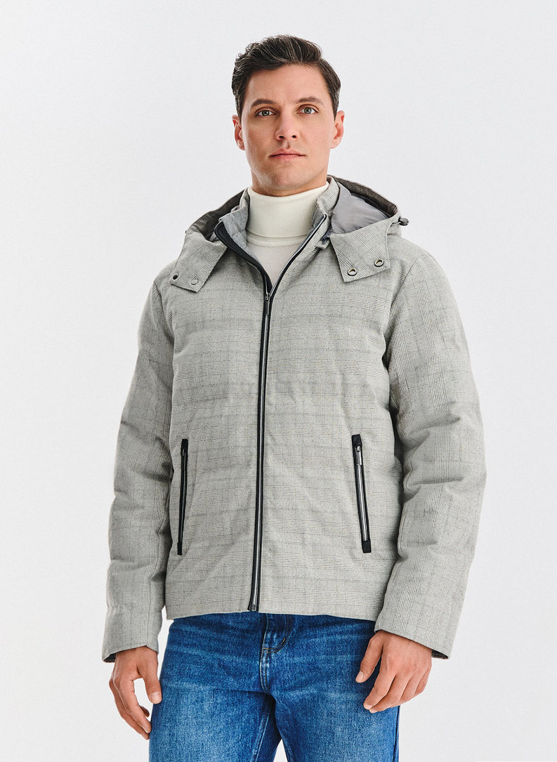 Pilka languota striukė su nusegamu gobtuvu