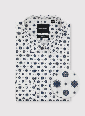 Balti marškiniai mėlynu geometriniu raštu