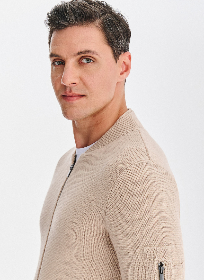 Smėlinės spalvos sagstomas kardiganas