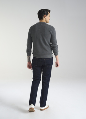 Pilkas vyriškas megztinis su apykakle