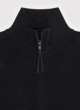 Juodas megztinis su prasegama stačia apykakle
