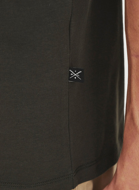 Žali T marškinėliai su V iškirpte be raštų