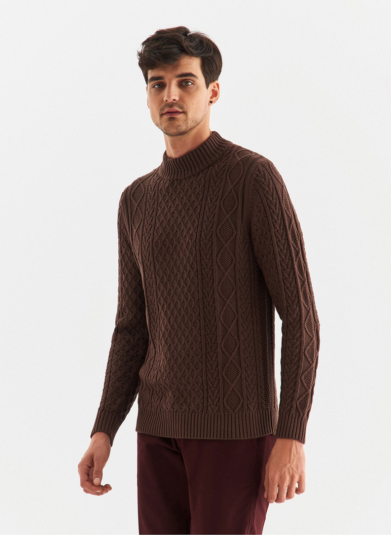 Bronzos spalvos pusgolfis pynutės raštu