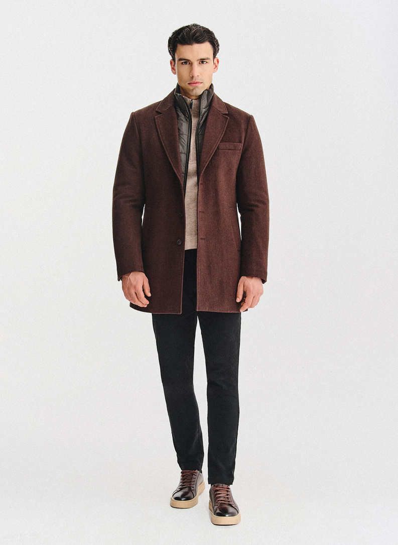 Rudas vyriškas lietpaltis su nusegama apykakle