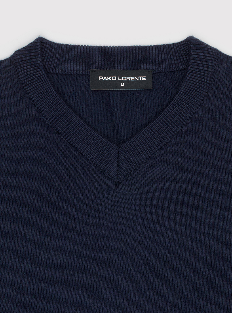 Tamsiai mėlynas vyriškas megztinis su V apykakle