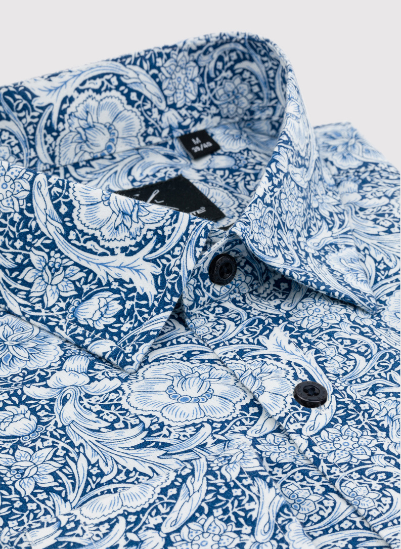 Marškiniai gėlių raštu tamsiai mėlyname fone