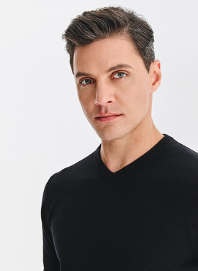 Juodas medvilninis megztinis su V apykakle