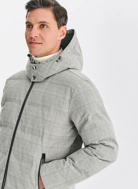 Pilka languota striukė su nusegamu gobtuvu