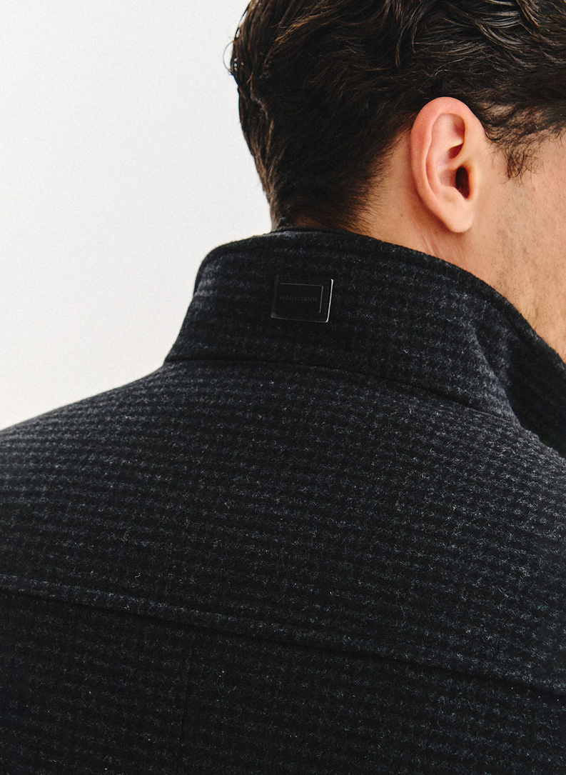 Tamsiai pilkas lietpaltis skalikų dantų raštu