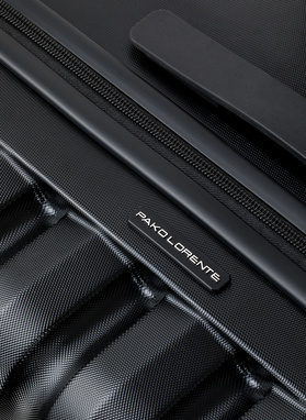 Vidutinis juodas lagaminas su grioveliais