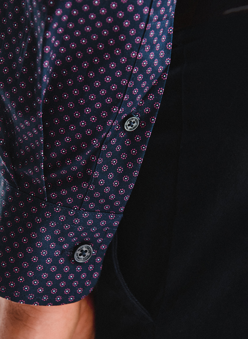 Tamsiai mėlyni gėlėti marškiniai