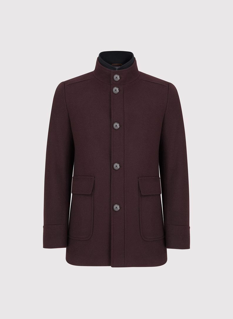 Tamsiai raudonas sagomis sagstomas lietpaltis