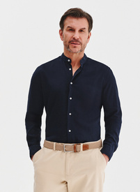 Tamsiai mėlyni vyriški marškiniai su stačia apykakle