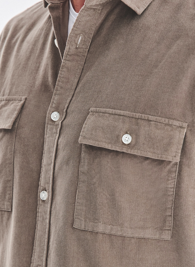 Rudi kordinio velveto marškiniai su kišenėmis ant krūtinės