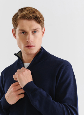 Tamsiai mėlynas megztinis su užtrauktuku sagstoma aukšta stačia apykakle