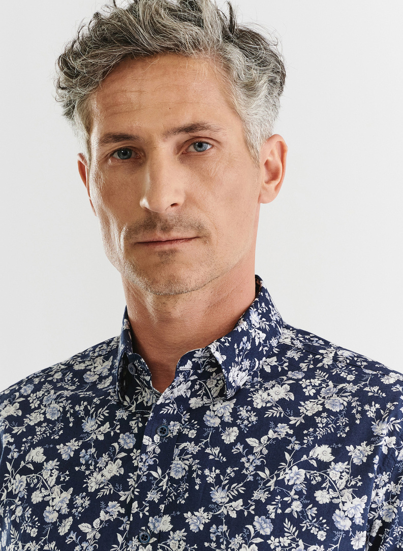 Tamsiai mėlyni gėlėti marškiniai