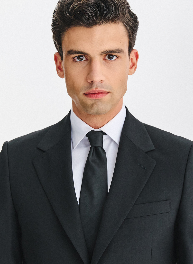 Vilnonis juodas kostiuminis švarkas