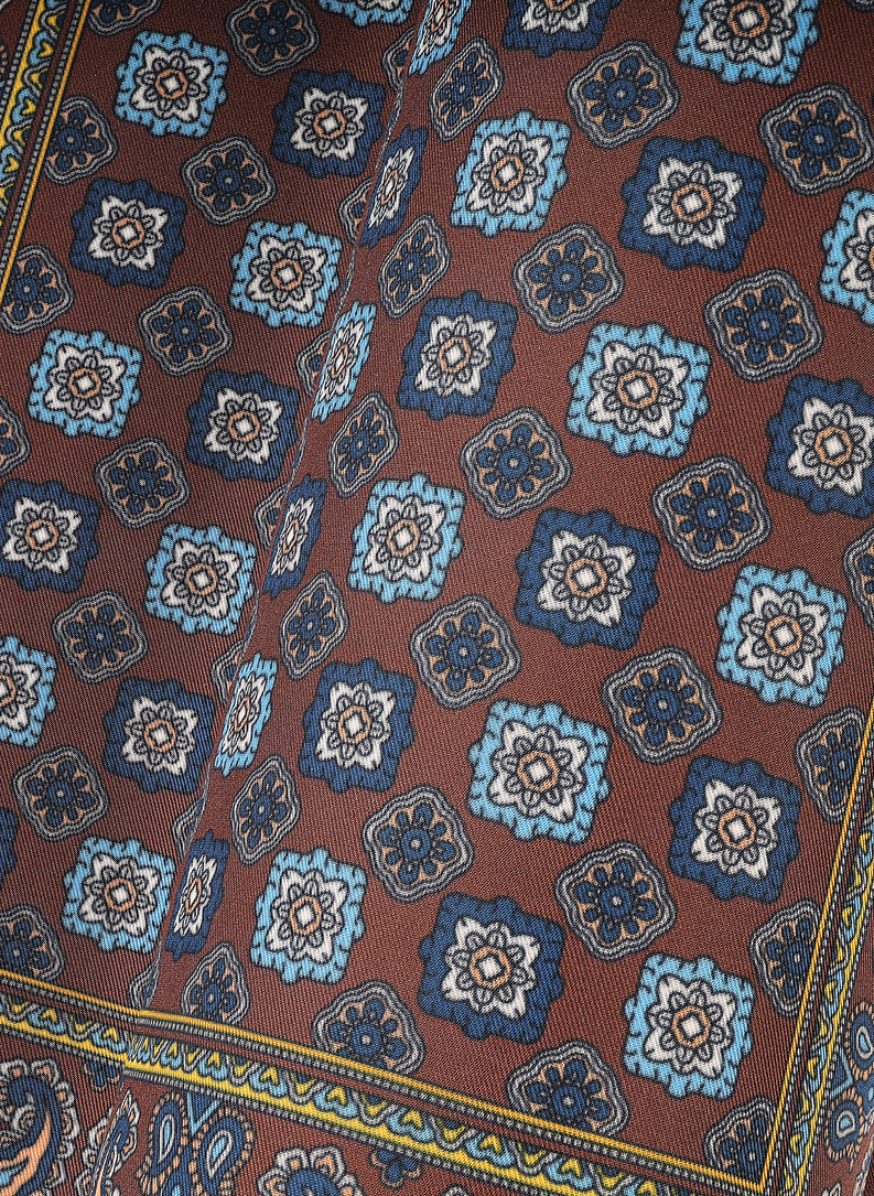 Ruda kišeninė nosinaitė geometriniu raštu