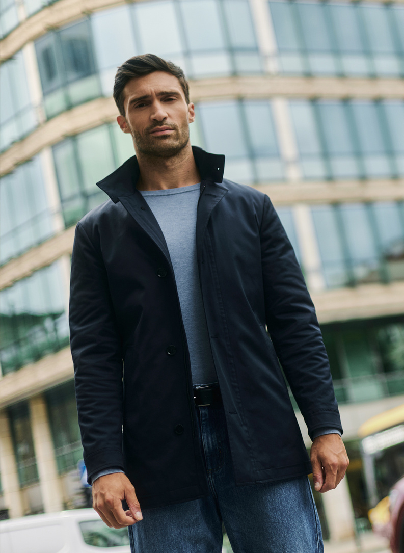 Tamsiai mėlynas rudeninis lietpaltis