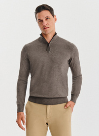 Rudas megztinis su prasegama stačia apykakle