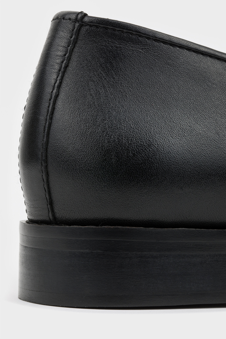 Juodi vyriški loaferai su kutais