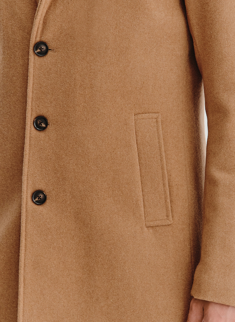 Smėlinis vyriškas lietpaltis su nusegama apykakle