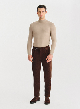 Rudos kelnės su klostėmis