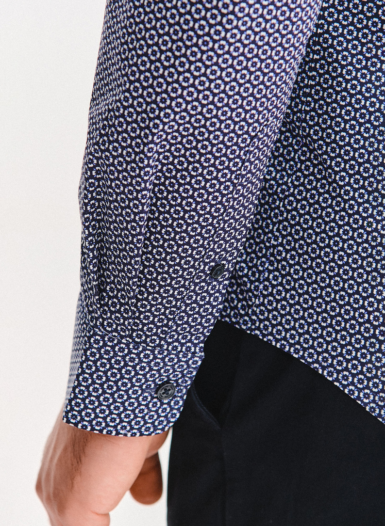 Tamsiai mėlyni gėlėti marškiniai