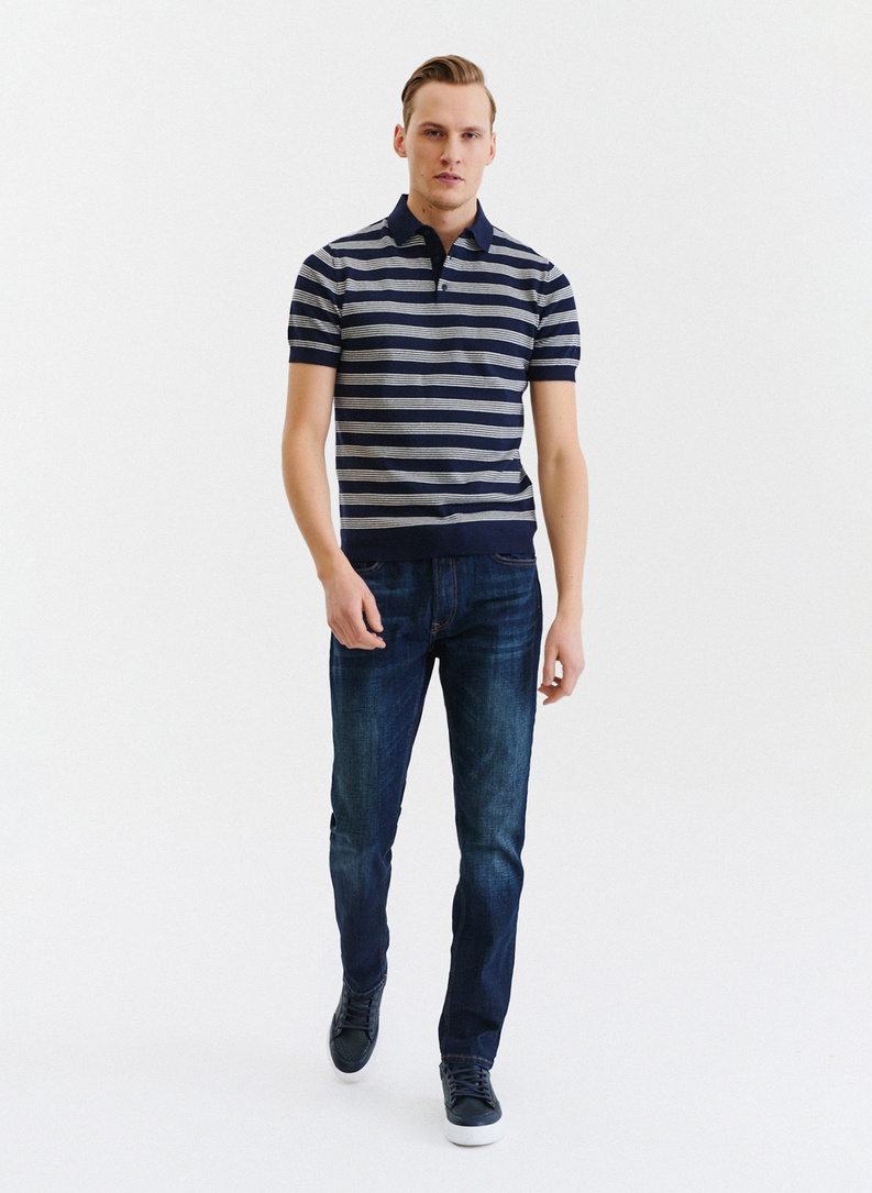 Tamsiai mėlyni dryžuoti polo marškinėliai