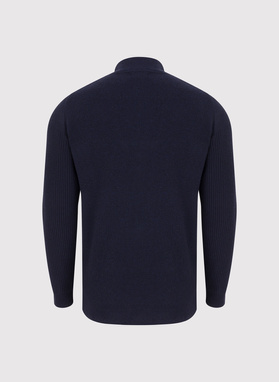 Tamsiai mėlynas megztinis su prasegama stačia apykakle